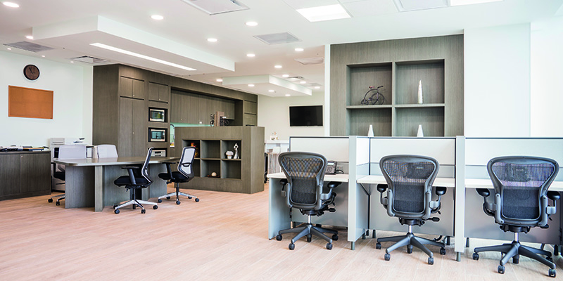 Regus Business Center mit Schreibtischen und Bürostühlen